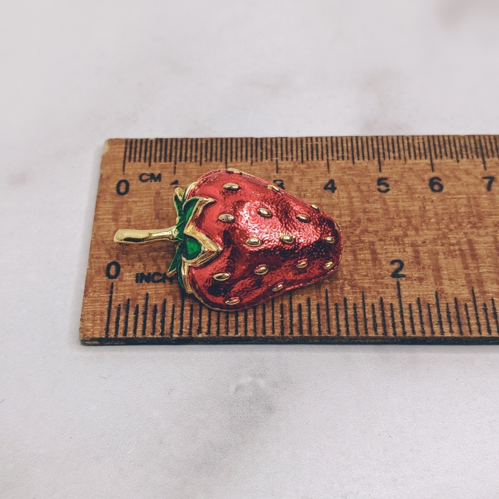 Retro red enamel strawberry brooch - Picture 2 of 2